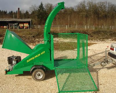 Autonomous SUPER-PAIN 450 chipper with additional box to stock chipped material (open)