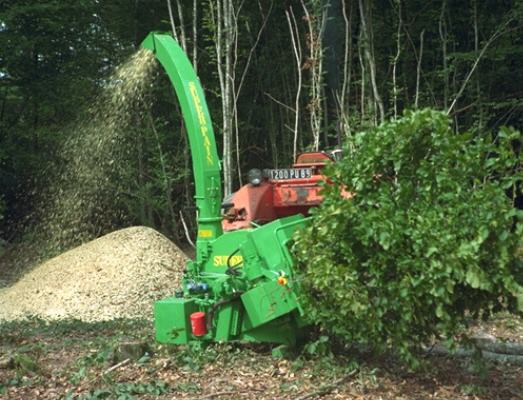 SUPER-PAIN 900 chipper on tractor, with hydraulic bough-dragger..