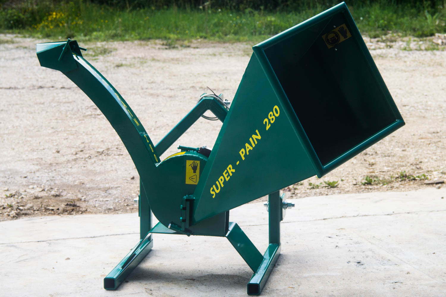 Broyeur de végétaux Super-Pain 280 adaptaé trois-points tracteur avec goulotte d'élévation
