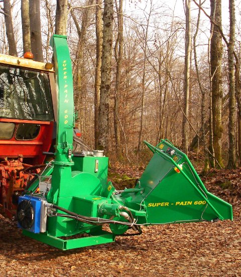 Broyeur de branches Super-Pain 600 adapté trois-points tracteur avec goulotte d'élévation, avec eentraineur hydrauliques, et transmission à limiteur de couple